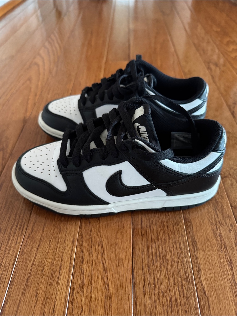 🎉Nike- Black and White Low-Top Sneakers(Size 3.5)🎉 - Picture 4 of 5
